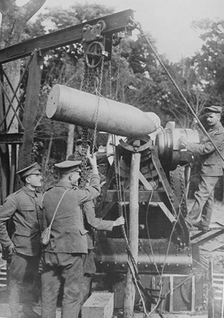 H:\Downloads\Wallpaper\WW1\Compressed photos\c_14-r_Hoisting The Large Shell Into The Breech By Means Of A Chain Pulley.jpg