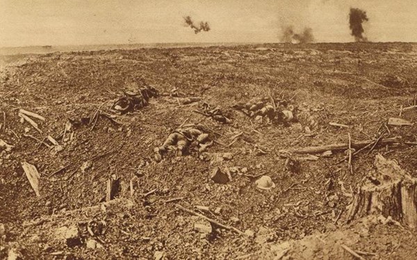 H:\Downloads\Wallpaper\WW1\Compressed photos\c_24-r_Corpse-strewn battlefield near Cambrai.jpg