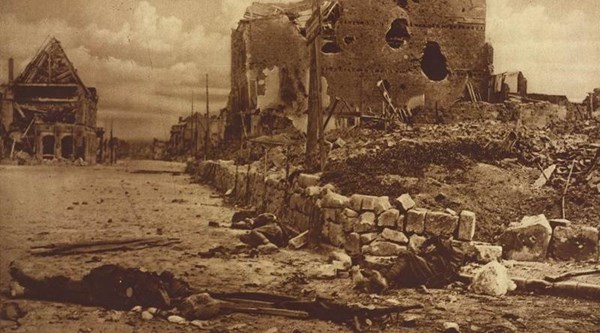 H:\Downloads\Wallpaper\WW1\Compressed photos\c_27-r_Dead British stretcher bearers, Peronne, France.jpg