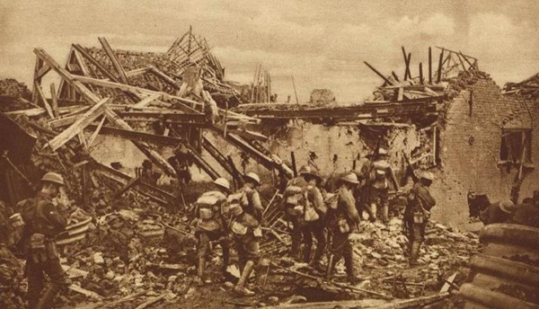 H:\Downloads\Wallpaper\WW1\Compressed photos\c_34-r_British patrol moving through ruined village.jpg