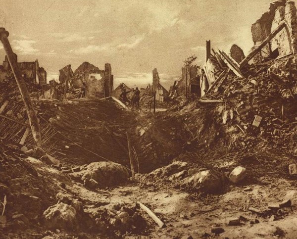 H:\Downloads\Wallpaper\WW1\Compressed photos\c_38-r_Mine crater in the main street of La Basse, France.jpg