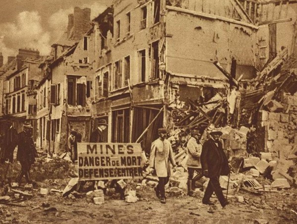 H:\Downloads\Wallpaper\WW1\Compressed photos\c_47-r_French Premier Georges Clemenceau walking through the ruined streets of Noyon.jpg