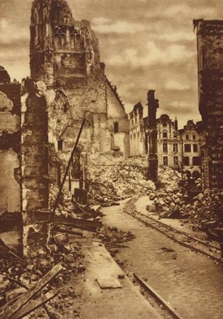 H:\Downloads\Wallpaper\WW1\Compressed photos\c_52-r_Ruins of the Hotel de Ville, Arras, France.jpg